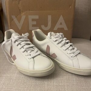 VEJA Esplar Sneakers – White & Petal Pink Suede Logo – Women’s EU 40 / US 9 NIB